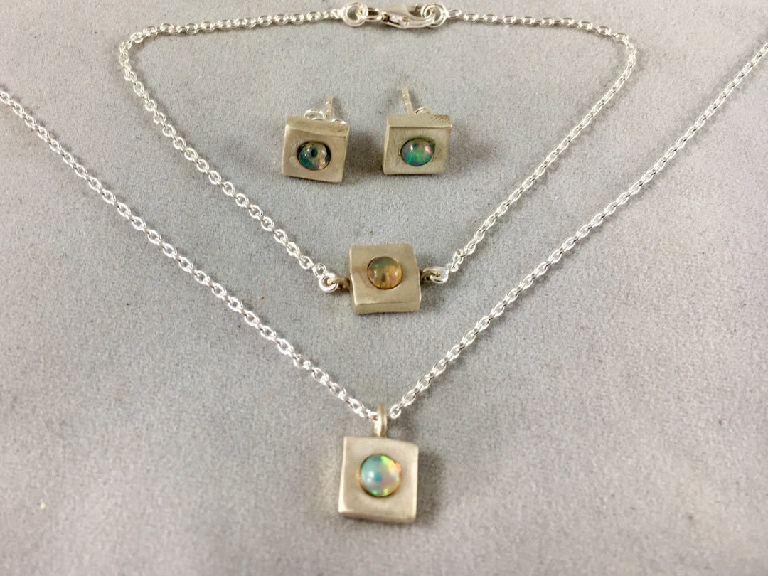 Gold Plated Bracelet Square with Moonstone/Opal