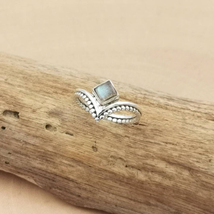 925 Silver V Ring with Square Labradorite &amp; Ball Pattern