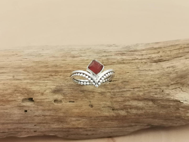 925 Silver V Ring with Square Labradorite &amp; Ball Pattern