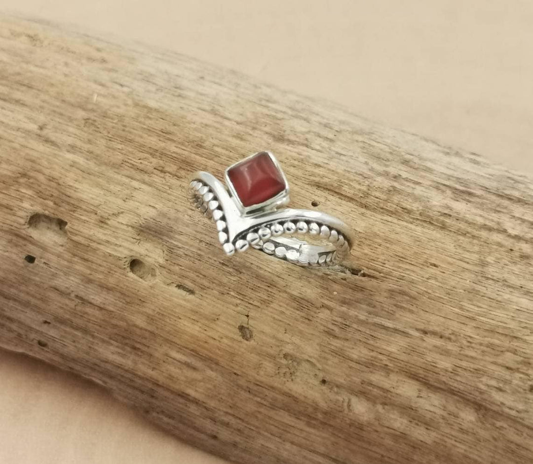925 Silver V Ring with Square Labradorite &amp; Ball Pattern