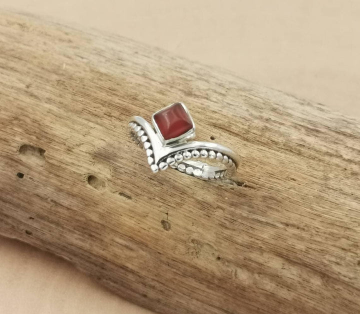 925 Silver V Ring with Square Labradorite &amp; Ball Pattern