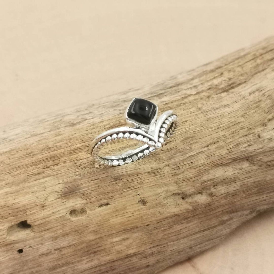 925 Silver V Ring with Square Labradorite &amp; Ball Pattern