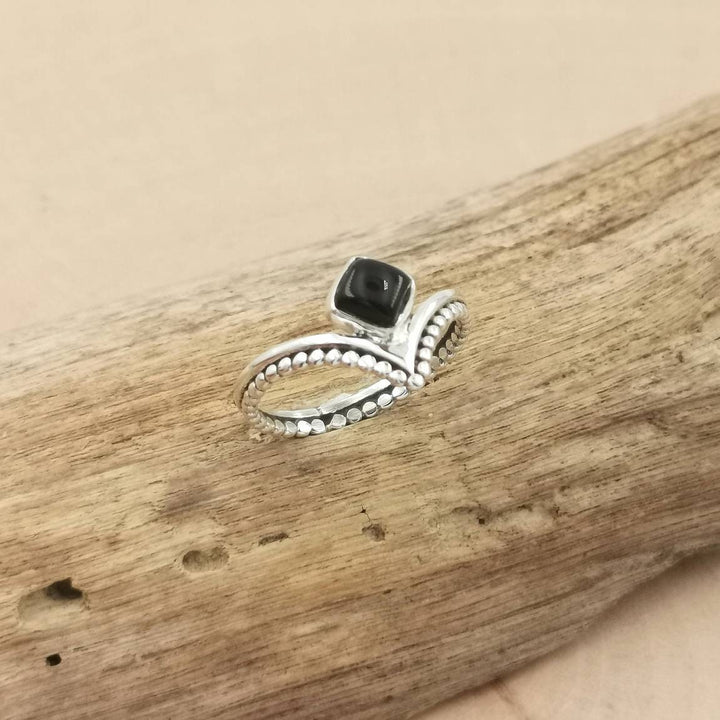 925 Silver V Ring with Square Labradorite &amp; Ball Pattern