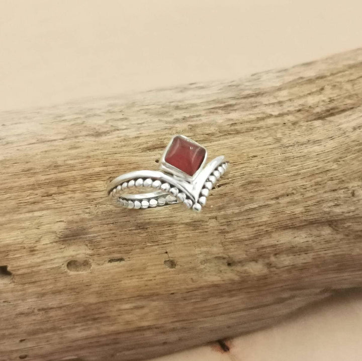 925 Silver V Ring with Square Labradorite &amp; Ball Pattern