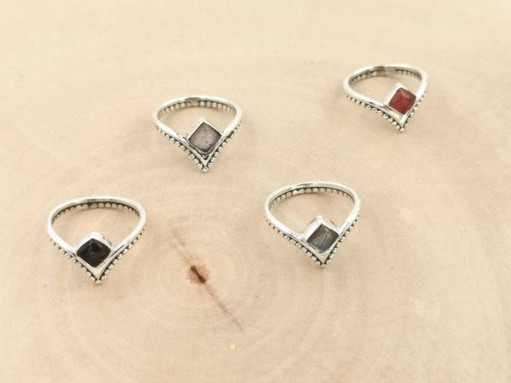 925 Silver V Ring with Square Labradorite &amp; Ball Pattern