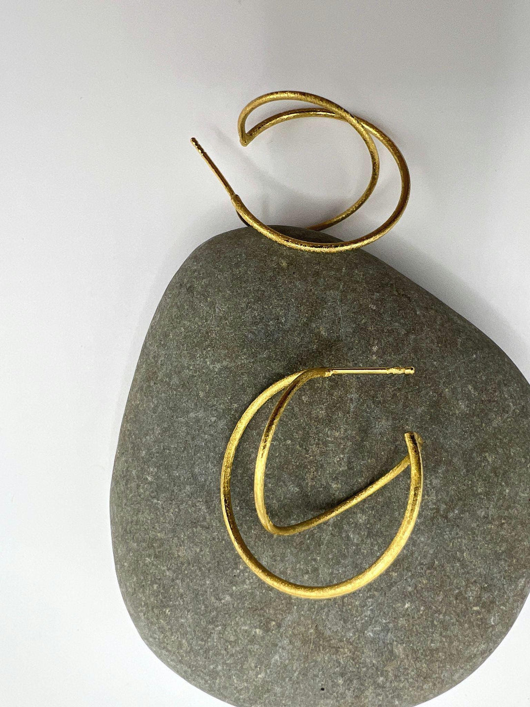 3D Sculptural Hoop Earrings — Matte 18k Gold Plated